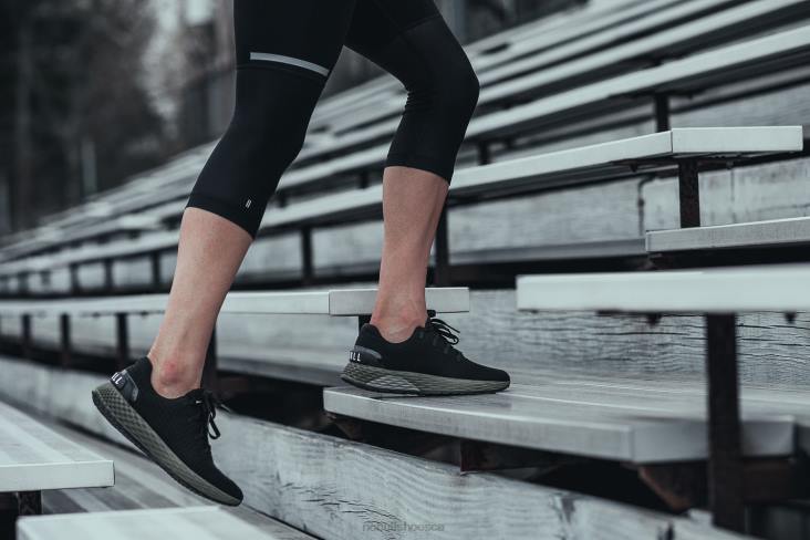 6DJZ593 Women Black Ivy Ripstop Runner Nobull