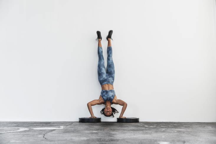 6DJZ980 Women Halter Sports Bra Nobull